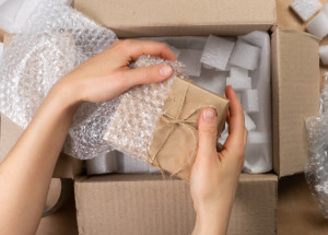 Bublinková fólie původně nesloužila k balení předmětů: Kdo ji vymyslel a jak se používala?