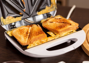 Jak vyčistit toustovač? Nad připečeným sýrem zvítězíte i díky triku s pečicím papírem