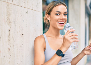 Pitný režim v horku: Co pít, jak často a v jakém množství?