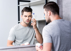 Vědecky potvrzeno: Muži tráví v koupelně víc času než ženy