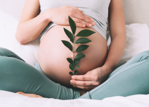 Americká maminka ukazuje vrásčité břicho po dětech. Je inspirací pro ženy, které se za své břicho po porodu stydí