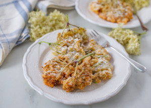 Kosmatice: Smažené květy černého bezu, které chutnají nasladko i naslano