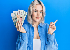 Platnost bankovek s úzkým proužkem končí už 30. června. Které z nich budou vyřazeny z oběhu?