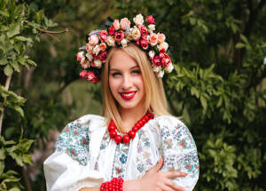 Ukrajinská umělkyně Diana Yevtukh zkrášluje uprostřed ruské invaze kůru stromů nádhernými výšivkami