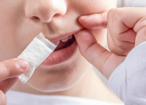 Nikotinové sáčky jako nebezpečný trend mezi českými dětmi a teenagery. Jaká jsou rizika jejich užívání a co na to česká legislativa?