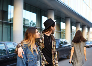 Proč partner pokukuje po jiných? Vysvětlení je jednoduché