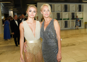 Kordula Stropnická v Karlových Varech překvapila svou krásou. Podle její mámy Veroniky Žilkové svůj vstup do společenského života zvládla na jedničku