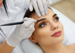 Influencerka chtěla mít husté obočí jako Cara Delevingne. V Polsku podstoupila transplantaci vlasových kořínků