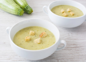 Krémová cuketová polévka: Vyzkoušejte recept na nejlepší polévku z cukety, který je jednoduchý, chutný a zdravý