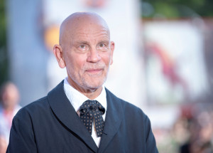 Americká filmová hvězda John Malkovich přijede 26. července do Kroměříže. V rozhovoru prozradil, jak se těší