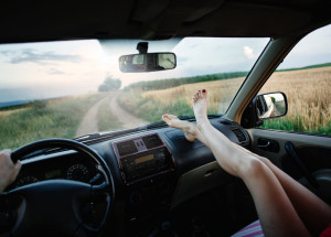 Nohy na palubovce jako letní nešvar spolujezdců. Rentgenový snímek po nehodě vás přesvědčí, že to není dobrý nápad