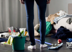 Manžel jí řekl, že je líná. Známá influencerka přestala uklízet a takto vypadá po 3 týdnech jejich byt