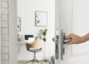 Vytáčí vás vrzání či drhnutí dveří? Vyřešte to nadobro