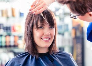 15 lží, které jsme alespoň jednou slyšely od kadeřnic. Tady se najde snad každá žena