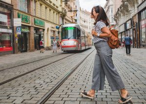 Nepozornou dívku v Brně málem smetla projíždějící tramvaj. Že unikla smrti o vlásek, si ani nevšimla