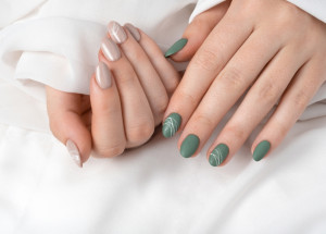 Nehtové trendy podzimu 2022: Vsaďte na olivově zelenou nebo tmavě šedou bez příkras