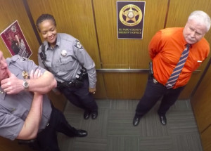 Nahrávka ze skryté kamery výtahu láme rekordy ve sledovanosti. Policisté se možná minuli povoláním!