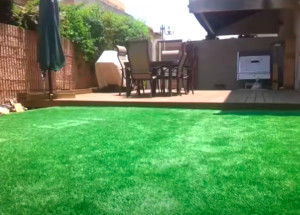 Vypadá to jako klasické posezení na zahradě. Až ale uvidíte, co se stane po stisknutí tlačítka, spadne vám brada!