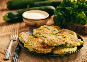 Cuketové placičky s ovesnými vločkami na plech podle Lucie Borhyové. Tento zdravý, rychlý a chutný recept stojí za vyzkoušení