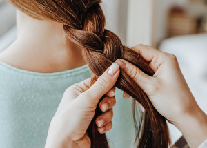 Nevíte, co s dlouhými vlasy? Vyzkoušejte jednoduchý zapletený cop na jednu stranu