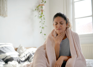 Covid má nový hlavní příznak, upozornil britský epidemiolog Tim Spector. Omikron poznáte podle bolesti v krku