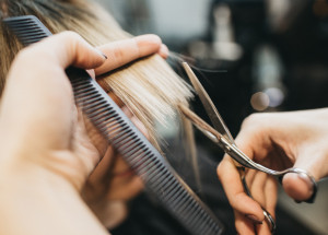 Jak se doma rychle a jednoduše ostříhat? Tento trik ocení každá žena