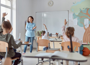 Minimální teplota ve škole 2022 má podle Ministerstva zdravotnictví klesnout. Omezit by se mělo i větrání