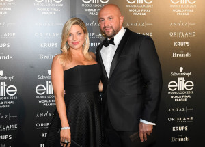 Těhotná Eva Perkausová vysvětlila, proč se nechlubí těhotenským bříškem. Její odpověď byla stručná