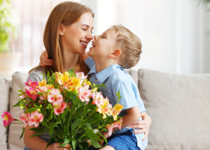 Dokážete si představit život bez rukou? Matka i syn žijí plnohodnotný život navzdory velkému handicapu