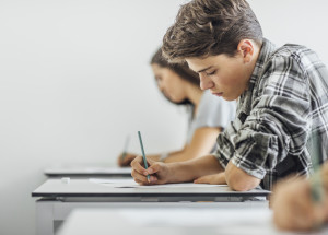 Žák 6. třídy, který je dyslektik, dostal za 4 chyby v diktátu pětku. Učitelka ignoruje způsob, jak s žákem pracovat, zlobí se Líný učitel