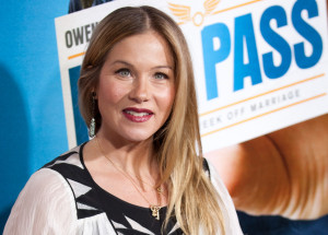 Hvězda seriálu Ženatý se závazky Christina Applegate má roztroušenou sklerózu a bez hole se nikam nedostane. Tuto zprávu oznámila na Twitteru