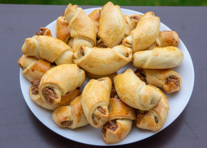 Recept na nekynuté svatomartinské rohlíčky z tvarohového těsta. Tento jednoduchý recept zvládne každý