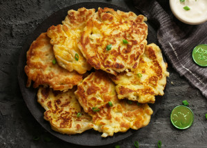 Tradiční český bramborák plněný uzeným masem. Je skutečně výtečný