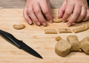 Vánoční cukroví ze tří surovin: Připravte si chutné a levné ořechové jetelíčky