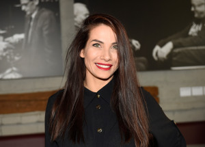 Milovnice otužování Eva Decastelo zahájila ve Vltavě novou sezonu. V ledové vodě je jako doma