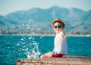 Při krmení ryb se na malého chlapce vynořilo něco, na co nikdy nezapomene