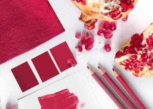 Barva roku 2023 Pantone: Karmínově růžová Viva Magenta bude kralovat světu módy, designu i bydlení