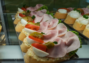 Bramborový salát na chlebíčky podle ČSN normy: Připravte si delikátní retro chlebíčky