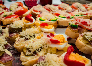 Pomazánka na chlebíčky z moravanky. Tato rychlá a chutná retro pomazánka je pokladem na talíři