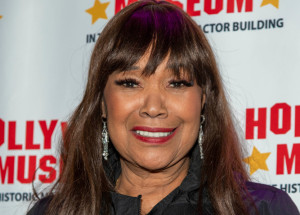 Ve věku 74 let zemřela světoznámá zpěvačka. Její hit, který přezpívaly české Black Milk, je nezapomenutelný