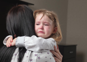 Maminka našla na těle své dcery 25 krvavých šrámů poté, co ji vyzvedla ze školky. Zaskočí vás, jak vše dopadlo
