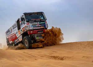 Smutná zpráva z Rallye Dakar 2023: Kamion Aleše Lopraise měl kolizi s divákem, ten nepřežil