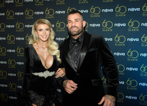 Lela Vémola se vyfotila se lvem. Milovník zvířat by tohle nepodporoval, vzkázali jí lidé