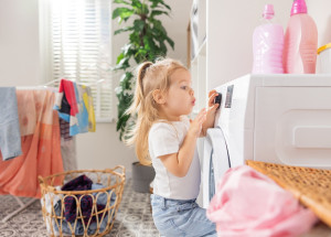 Malá holčička se udusila v zavřené pračce. Před týdnem oslavila teprve 3. narozeniny