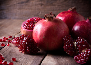 Jak oloupat granátové jablko, aby nestříkala šťáva? Chce to znát ten správný grif