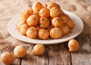 Smažené minikoblížky zvané myší ocásky neboli myši vás vrátí do dětství. Připravte si je během masopustu