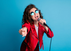 Jak zní známé zahraniční písničky v češtině? To musíte slyšet