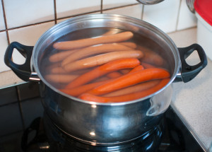 Jak správně ohřát párky ve vodě, aby nepopraskaly? Spousta lidí dělá chybu