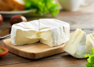 Hermelínový salát se šunkou, vejci a majonézou chutná nejlépe s čerstvým pečivem. Vyzkoušejte osvědčený recept