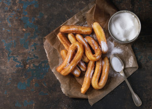 Recept na masopustní šišky: Smažené šišky s rozinkami chutnají obalené ve skořicovém cukru i s marmeládou